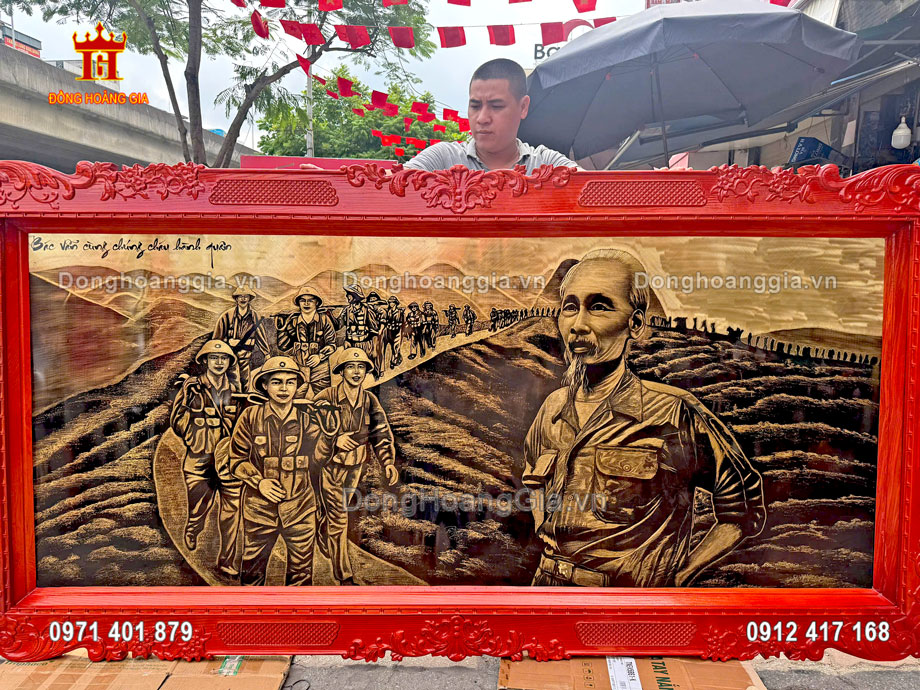 Tranh Bác Hồ cùng hành quân phù hợp với không gian phòng khách, nơi làm việc